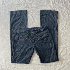 Lågmidjade bootcut byxor - Bra skick! Mått: midjemått rakt över 37 grenhöjd 18 benöppning 23 Innerbenslängd 85cm💗 jag är 180 och brukar ha 38/m (de är för små i midjan)