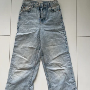 Ljusa jeans från Gina Tricot - Superfina jeans som är avklippta pga att de var för långa, funkar för någon med längden 145-155cm🌸