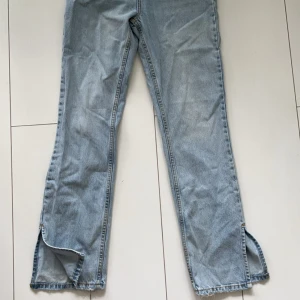 Raka jeans strl xs-s - Superfina ljusa jeans med slits i benen🌸