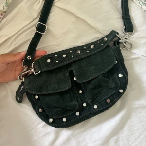 Unlimit bag  - Mörkgrön unlimit bag! Super fint skick. Passar perfekt till vardags och fest🙌🏽🤩 nypris ca 1500