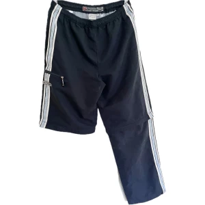 Vintage Trackpants - Trackpants med dragkedja vid knäna så det blir shorts! Ficka med dragkedja.