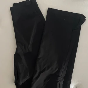 Svarta kostymbyxor - Kostymbyxor från nakd som aldrig kommer till användning då jag har fler liknande, så knappt använda och som nya
