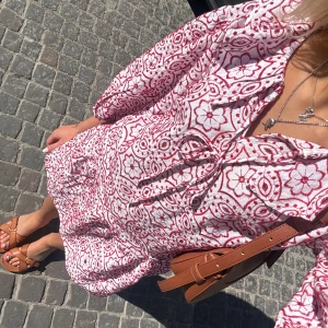 Hålbroderad klänning  - Superfin hålbroderad klänning från Mango🥰 sparsamt använd 