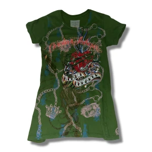 Ed hardy t-shirt - En sjukt snygg ed hardy/christian audiger t-shirt som inte kommer till användning. Inga defekter bortsett från att texten har gått bort lite. Skriv om du har några funderingar!