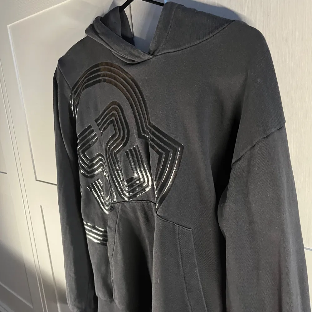 Moncler tröja köpt på monclers hemsida ny pris 3000 kr. Hoodies.