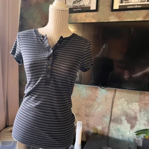 Randig t-shirt med knappar - Från Only i storlek M. 🍓