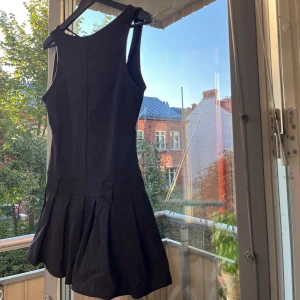 Dropwaist klänning - Helt ny ifrån shein. Tyvärr för kort för MIN smak.  Storlek M Öppen rygg