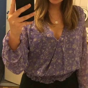Lila blus  - Sparsamt använd & normal i storleken. Jag har två andra blusar ute till försäljning, vill du köpa alla tre kan du få 3 för priset av 2!