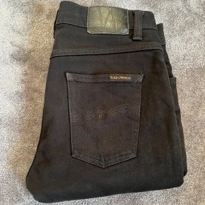 Nudie Jeans Grim Tim - Hej! Säljer nu dessa helt nya svarta Nudie jeans i den populära modellen Grim Tim| Skick 10/10| Pris 549| Storlek W30 L30| 