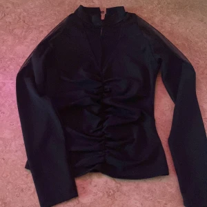 Svart topp - Jätte fin topp fråga för fler bilder🩷 Inga skador