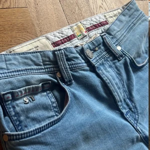 Tramarossa Jeans - Tramarossa jeans, storlek 29, Otroligt bra skick, nypris över 4000 mitt pris 799, slim fit, tror modellen är Leonardo, om du har antingen Dondup eller Jacob Cohen kan byten vara intressant, kom om för mer info