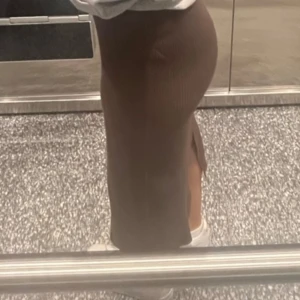 Brun midi kjol - Supersnygg midi kjol med slits baktill. Har för tillfället bara denna bilden men skicka vid intresse så löser jag fler🩷