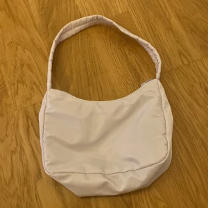Handväska - Vit handväska köpt på Gina tricot 
