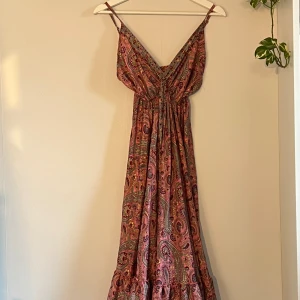 Semesterklänning - Väldigt fin lång semesterklänning med fina detaljer🩷 Storlek S