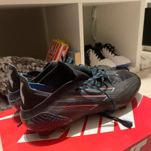 Adidas speedflow  - Fg fotbollskor storlek 42. mycket fint skick, nypris ca 3000. Pris går alltid att diskuteras. Hör av vid mer frågor!