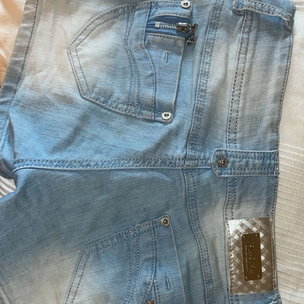 Intressekoll💘🪩Lågmidjade jeansshorts med massa unika detaljer🪩 passar mig som har 34/36 i jeans midjemått🩷 kontakta mig privat för fler bilder eller mer info❤️. Jeans & Byxor.