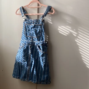 Cute hängselklänning - Fin randig hängselklänning i jeans 🌸