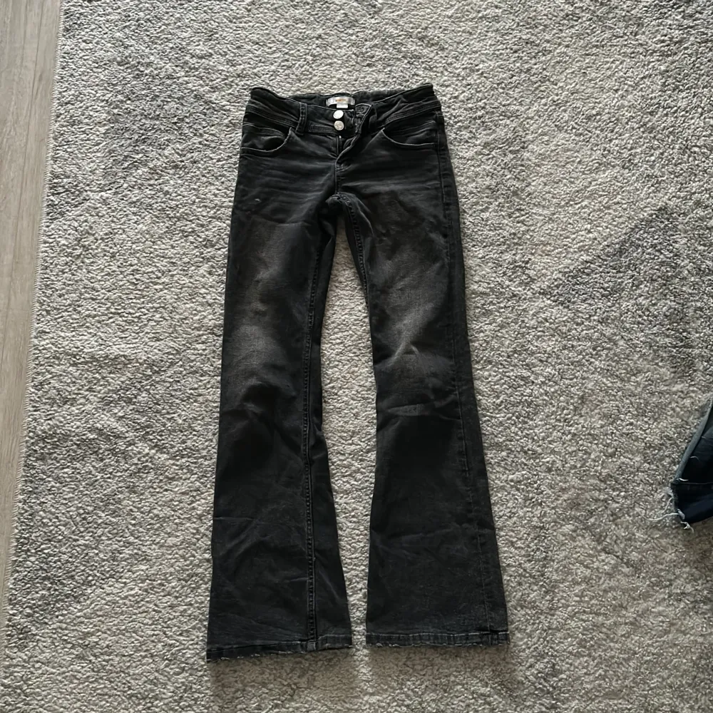 Jätte fina Gina jeans💕passar mig som är 160, är lite små dock. Säljer dom för att dom inte kommer till användning💕. Jeans & Byxor.