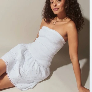 Vit klänning från Gina tricot🥰 - ❗️Sista bilden är inte min bild utan men samma storlek❗️Ginas ”Mini smock dress” i storlek L. Skulle säga att den även passar M då jag brukar ha M och den passar r bra. Ny pris 499 och få kvar på hemsidan🥰🙏