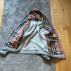 Burberry hoodie - Mycket bra skick, den är liten för liten, därför säljer jag den, passar från 175-185 cm lång.