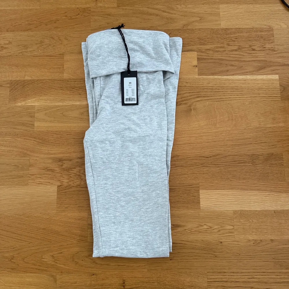 Säljer dessa ljus grå yoga pants för att dem inte passade i storlek helt nya storlek xs . Jeans & Byxor.