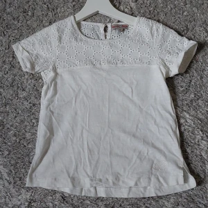 Spets tröja - Vit tröja med spets detalj från lager 157. Strorlek 130 men passar som en xxs ungefär. Super fint skick men säljer då den tyvärr är för liten💕