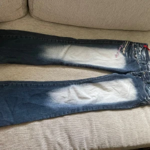 Bootcut crazy age jeans - Säljer dessa jätte fina crazy age byxor då de inte används längre och är lite stora. Lite trasiga på benen som man kan se på bild 2.  Storlek 28 men skulle säga 27/26 då de har krympts