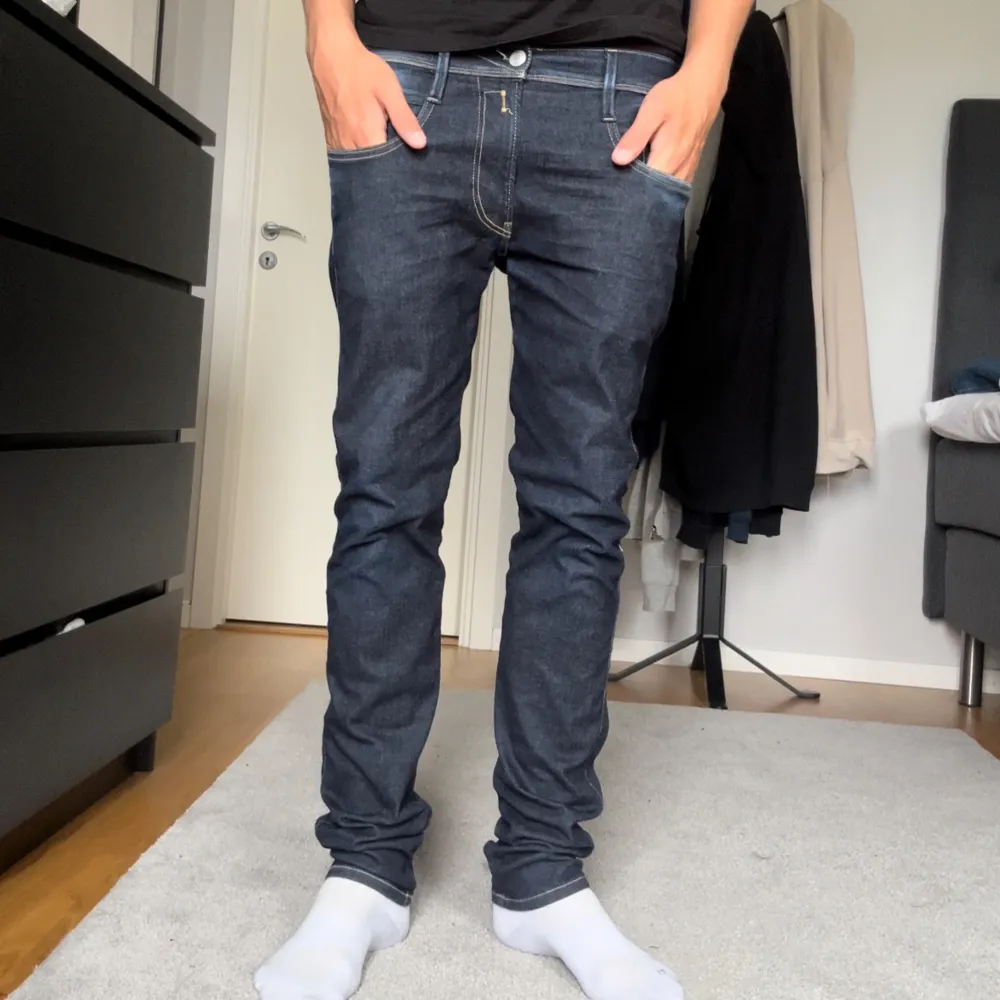 Säljer mina Replay Anbass Jeans i storlek W32 och L34. Jeansen är knappast använda och är i 9/10 skick. Kontakta mig om ni har mer frågor!. Jeans & Byxor.