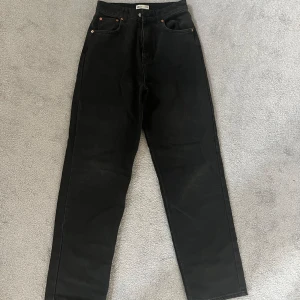 Svarta Jeans  - Säljer dessa svarta jeans som knappt är använda och i mycket fint skick.  Svarta hellånga och raka jeans från Gina Tricot 👖💞✨