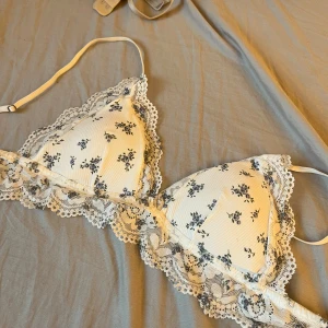 Blommig bh  - Blommig bh ifrån hm i typ 70A eller xs skulle jag gissa på för att lappen är borta. Den är använd men fortfarande i jättebra skick💕💕skriv om ni är intresserade eller har frågor