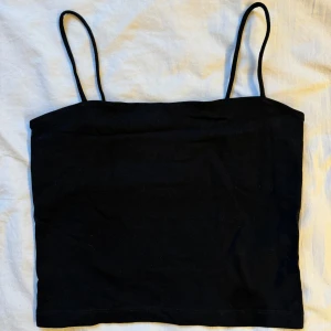 Svart Gina top - Svart kort linne från Gina Tricot i storlek M men passar även som S