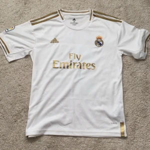 Real Madrid Jersey - Bra skick aldrig använt vädligt bekväm dock har det tryck på ryggen man säkert kan riva av.