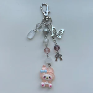 Sanrio nyckelring - Nyckelring med sanrio figur (my melody), gjord med glaspärlor🌺🌸🍓🎀