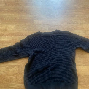 Jätte fin svart stickad tröja - En svart stickad tröja, den har lite mönster på som är super fint! Jag säljer för den har blivit förliten för mig. Andvänd ett fåtalgånger, köpt för 270 kr