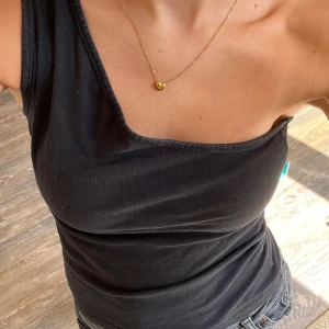 Oneshoulder topp - Säljer denna fina one shoulder linne, superfint men kommer inte till användning längre! Klippt av lappen så oklart vad den är ifrån💞💞