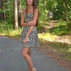 Söt sommarklänning med justerbara band  - Söt sommarklänning som är sparsamt använd. Det bästa med klänningen är att den har justerbara axelband! 