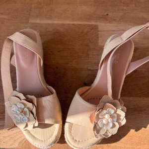 Sandaler med klack, storlek 37 - Nyskick!! Skorna har endast används en gång, jättebekväma och sköna att gå i! Sommarskor 