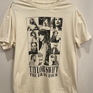 Taylor Swift Eras tour tshirt - Säljer denna tshirt som köptes i Stockholm under the Eras tour för 550kr. Endast testad på och ny annars, storlek S men passar även M. Finns inte att köpa längre! Säljs för 490kr :) 