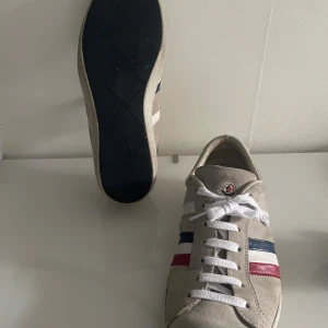 Moncler monaco storlek 43 - Ett par fina moncler Monaco i ljusgrå. Storlek 43 och skulle säga att de sitter tts. Skicket är 9/10 och sulan är i riktigt fint skick. Om frågor finns är det bara fråga på! Skorna är såklart äkta. Endast skorna följer med