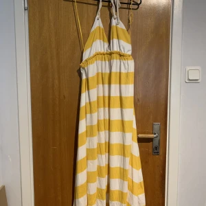 Sommarklänning - Lång sommarklänning från H&M med öppen rygg. Den är insydd lite grann där ryggen och toppen möts.