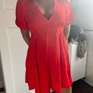 Röd Zara klänning - Superfin och söt röd klänning från Zara. Aldrig använd med lappen kvar!!