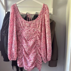 Klänning - Säljer nu denna fina klänning som endast är testad! Lappen finns kvar också!  Skriv för frågor eller bilder 🙌🏼🩷