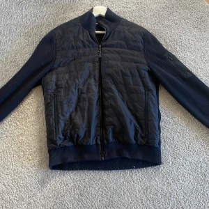 J.lindberg cardigan - Storlek m  Skick 7/10 Nypris 2800 Säljs för 2000 pris kan diskuteras