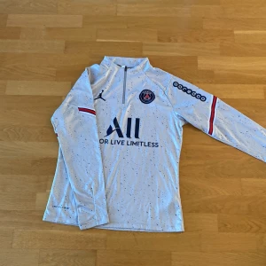 Psg tracksuit - Hej säljer nu min psg tracksuit eftersom den inte passar mig. Överdelen är aldrig använd medans byxorna är använd ett fåtal gånger. Pris kan diskuteras om du vill ha bara en av plaggen men för båda kostar det 639kr