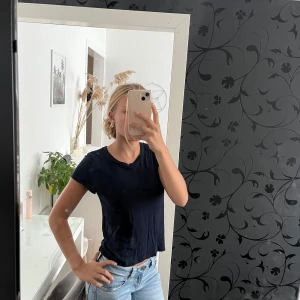 Marinblå t-shirt  -  Jättefin marinblå t-shirt i storlek XS ❣️