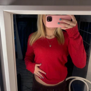 Tröja - Superfin röd stickad tröja som jag knappt använt då jag köpte den precis innan sommaren jättebra skick