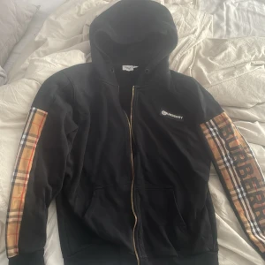 En svart burberry kofta  - En svart burberry kofta i bra skick storlek s men passar även bra på M 