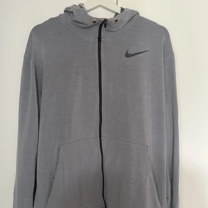Nike tröja herr med luva 100kr - Skön herr tröja i gott skick. 100krz