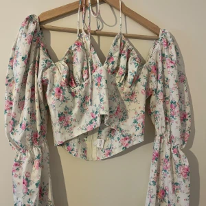 Blommig topp - Blommig sommartopp 🌸 Aldrig använd. Storlek M.