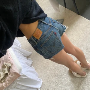Levis jeansshorts  - Jättefina jeansshorts som tyvärr inte kommer till användning❤️ midjemått: 75cm